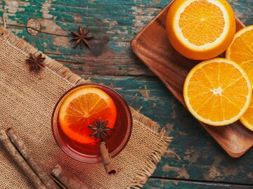 Aperol Spritz mit Zimtstange und Orangen | © GettyImagses/Makidotvn