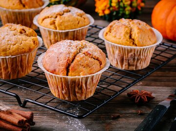 Kürbismuffins herbstlich angerichtet | © GettyImages/nblxer