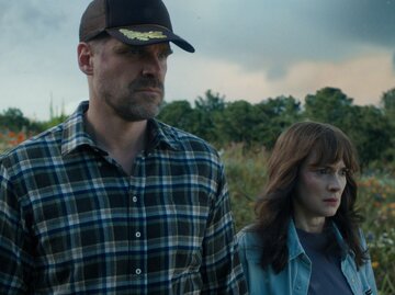 David Harbour as Jim Hopper and Winona Ryder als Joyce Byers in STRANGER THINGS. | © Netflix