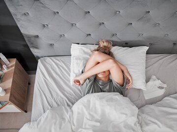 Frau liegt schlaflos im Bett | © Clement C/peopleimages.com