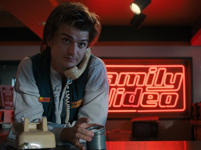 Joe Kerry als Steve in Stranger Things | © 2022 Netflix, Inc.