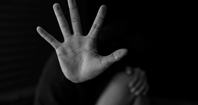 Dieses Handzeichen sollten alle kennen! | © Adobe Stock/AungMyo