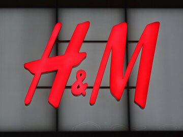 H&M-Geschäft mit Logo | © GettyImages/Gary Hershorn