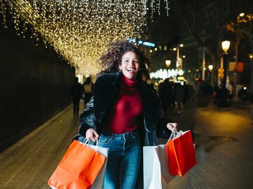 Frau macht Weihnachtsshopping | © GettyImages/Jordi Salas