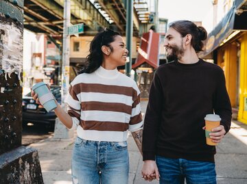 Mann und Frau haben ein Date und trinken Kaffee | © GettyImages/	FilippoBacci