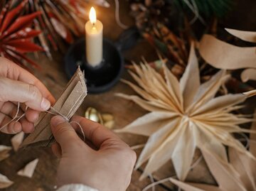Weihnachtsdeko basteln | © Shutterstock.com/Bogdan Sonjachnyj