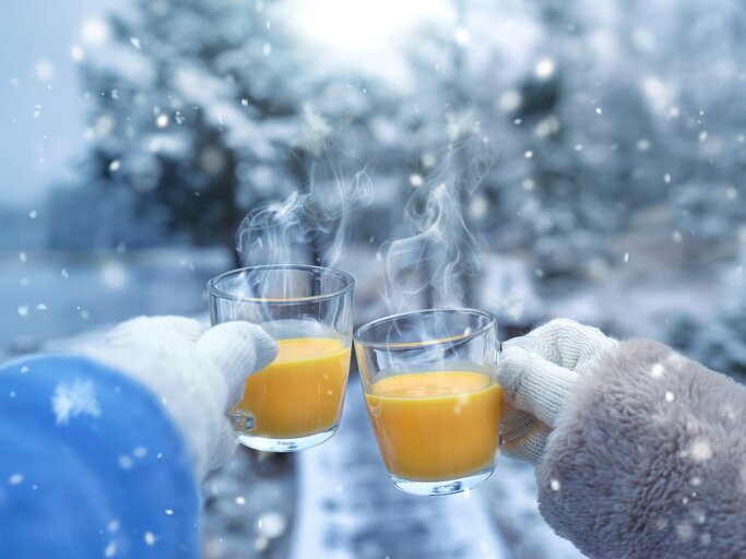 Winterliches Anstoßen mit Eierpunsch | ©  AdobeStock/Jenny Sturm