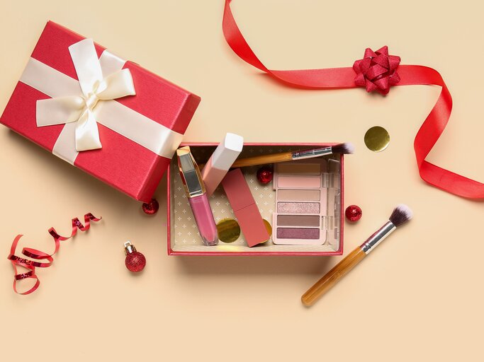 Geschenkbox mit Beauty-Produkten | © AdobeStock/Pixel-Shot