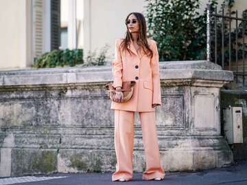 Chloe Harrouche trägt die Trendfarbe Peach Fuzz. | © GettyImages/Edward Berthelot 