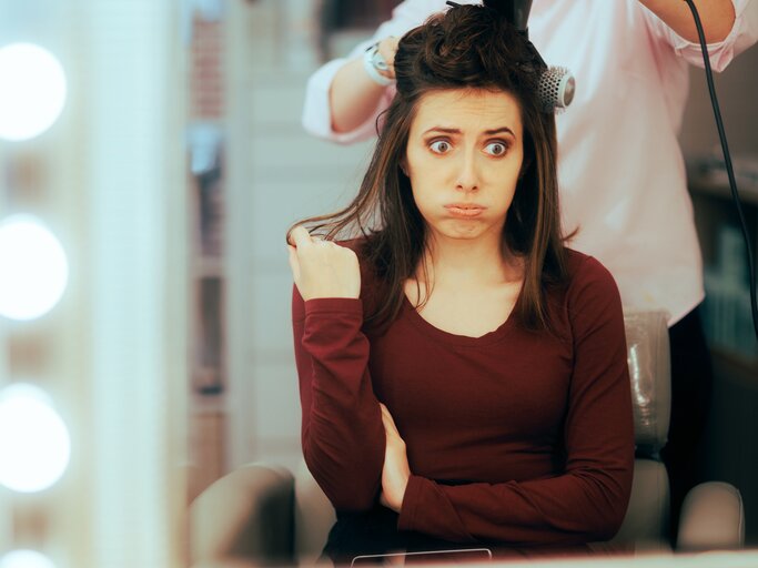 Frau unzufrieden beim Friseur | © AdobeStock/nicoletaionescu