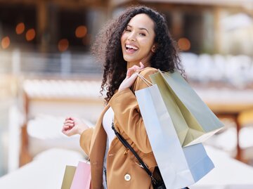 Frau mit Shoppingtüten | © GettyImages/PeopleImages