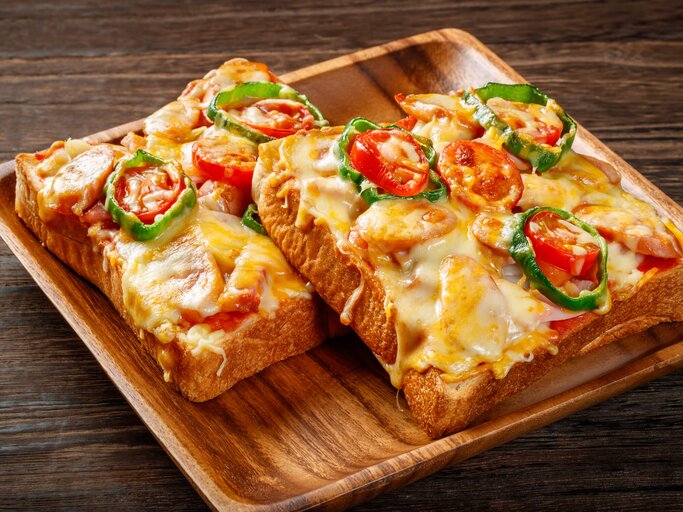 Pizza Toast mit Tomaten und Käse | © AdobeStock/sasazawa