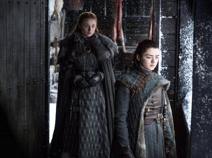 Game of Thrones Szene mit Sophie Turner als Sansa Stark and Maisie Williams | © ImagoImages/xHBOx 33416_011THA