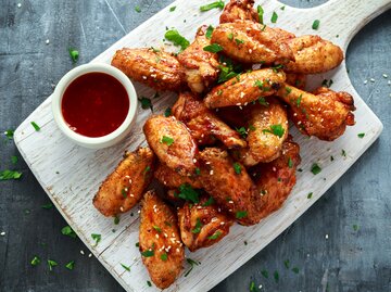 Chicken Wings mit scharfer Soße | © AdobeStock/grinchh