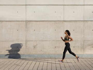 Junge Frau in Sportkleidung beim Joggen | © GettyImags/Westend61