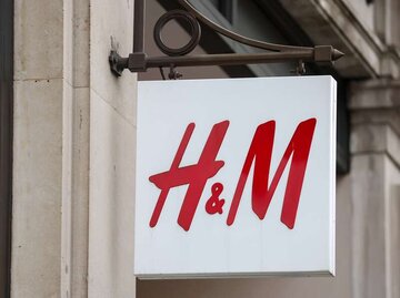 H&M-Logo | © Getty Images/Bloomberg/Hollie Adams