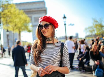 Französin mit Streifenshirt in Paris | © 	GettyImages/lechatnoir