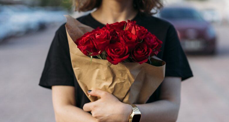 Frau mit Blumenstrauss aus Rosen | © GettyImages/	hsyncoban