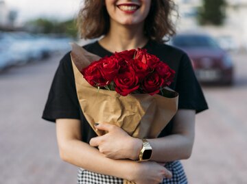 Frau mit Blumenstrauss aus Rosen | © GettyImages/	hsyncoban