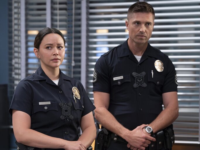 Melissa O’Neil und Eric Winter in The Rookie, Staffel 7  | © GettyImages/Mike Taing