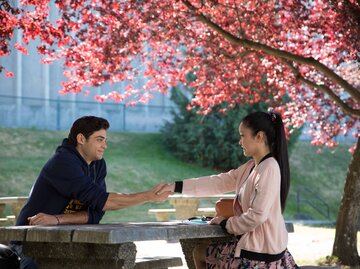 Lana Condor und Noah Centineo aus dem Liebesfilm To All The Boys I've Loved Before | © Netflix Courtesy Everett Collection 