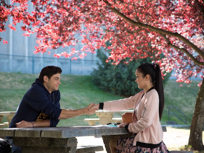 Lana Condor und Noah Centineo aus dem Liebesfilm To All The Boys I've Loved Before | © Netflix Courtesy Everett Collection 