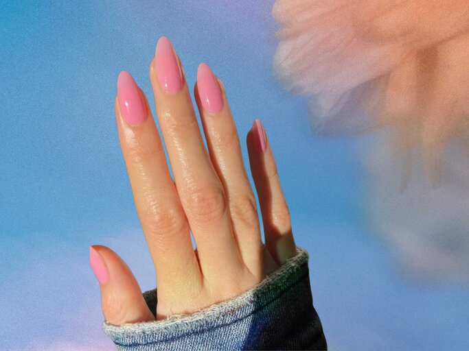 Jelly Nails in der Farbe Rosa, Nagellack-Trend | © AdobeStock/Max