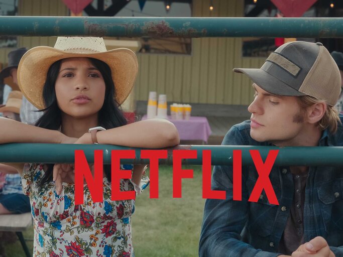 Nikki Rodriguez als Jackie and Noah LaLonde als Cole in Ich und die Walter Boys | © NETFLIX