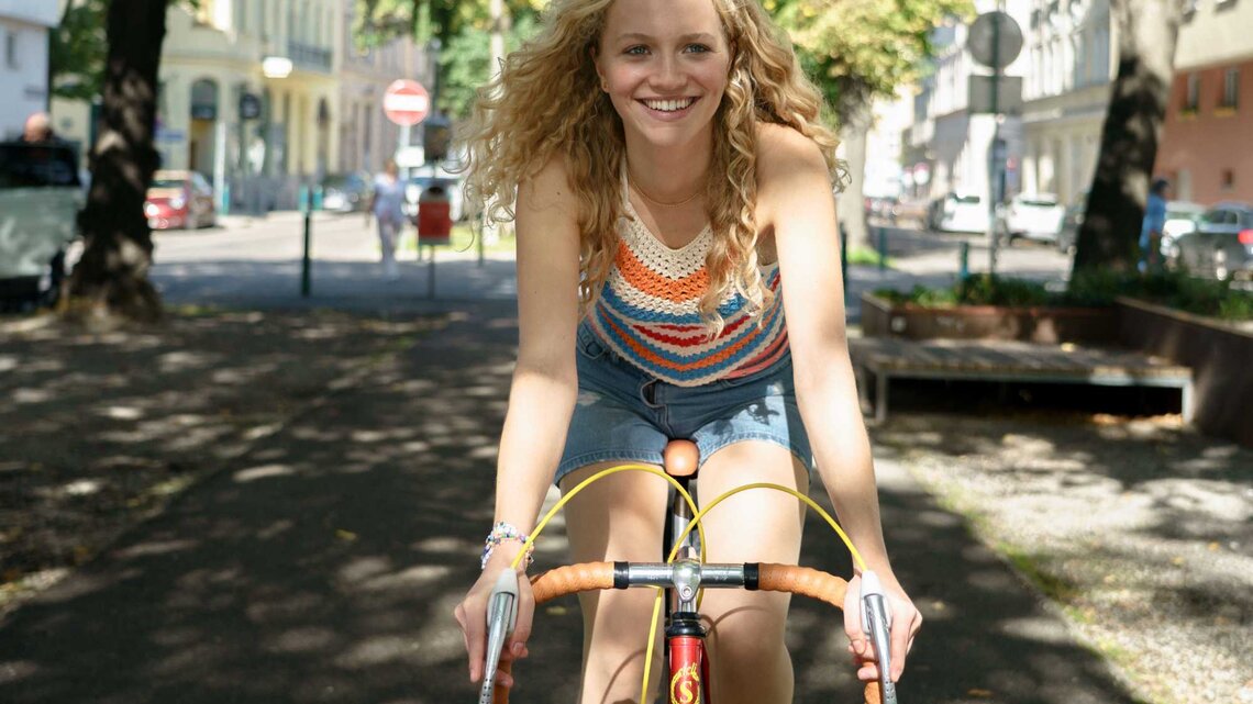 Inken (Kya-Celina Barucki) hat unerwartet viel Spaß mit ihrem neuen Fahrrad. | © Constantin Film Verleih / Petro Domenigg