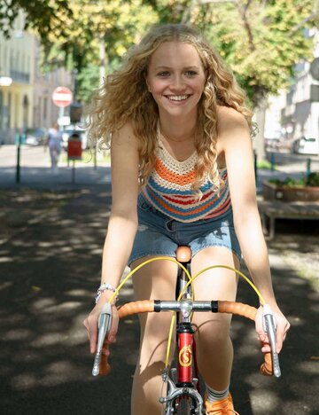 Inken (Kya-Celina Barucki) hat unerwartet viel Spaß mit ihrem neuen Fahrrad. | © Constantin Film Verleih / Petro Domenigg