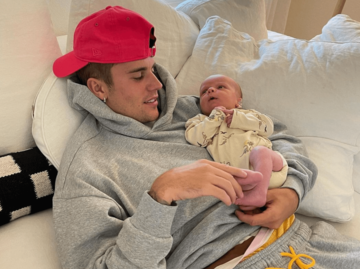 Justin Bieber mit einem kleinen Baby im Arm | © Instagram @justinbieber