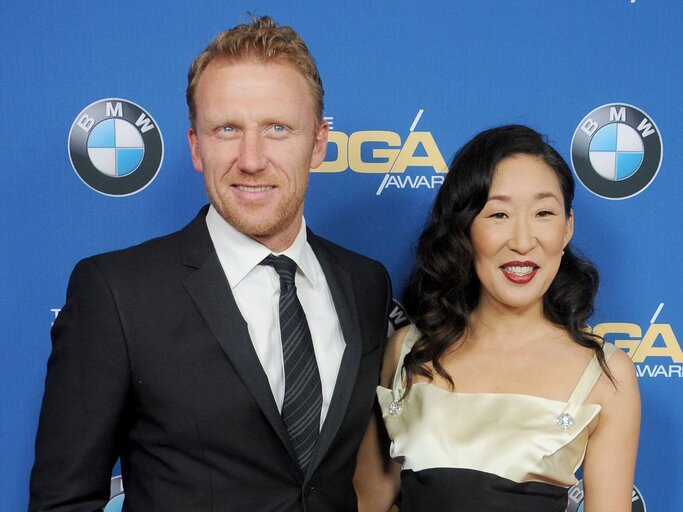 Sandra Oh und Kevin McKidd auf einer Veranstaltung | © Getty Images/Gregg DeGuire 