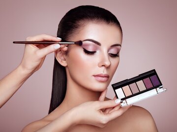 Junge Frau wird mit einer Lidschatten Palette geschminkt | © ©shutterstock/Oleg Gekman