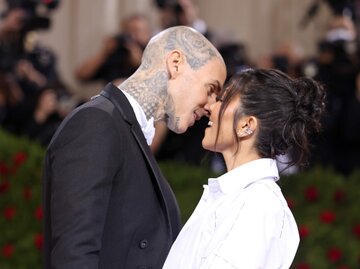 Kourtney Kardashian und Travis Barker auf der Met Gala | © Getty Images/John Shearer 