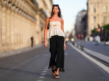 Modebewusste Frau trägt Flipflops | © Getty Images/Edward Berthelot 