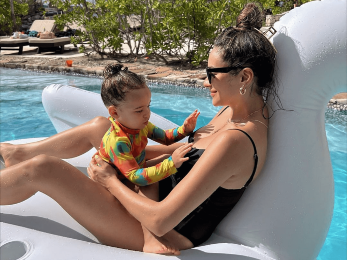Shay Mitchell mit Tochter Atlas im Pool | © Instagram @shaymitchell