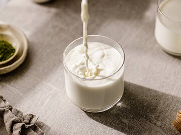 Milch wird in Glas eingegossen | © Getty Images/alvarez