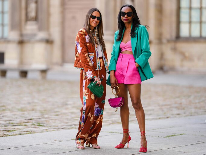 Zwei Models mit langen Beinen | © Getty Images/Edward Berthelot