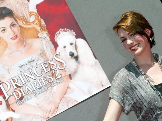Anne Hathaway ist "Plötzlich Prinzessin" | © Getty Images/Frazer Harrison / Staff