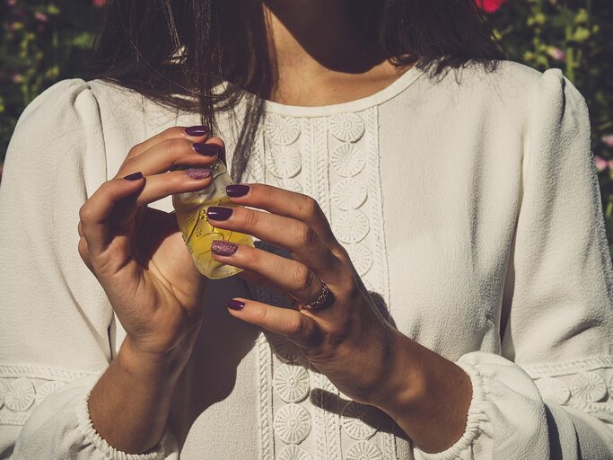 Frau hält Haarparfum in den Händen | © Getty Images/adrianova_