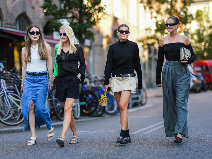 Street Style Bild mit vier Frauen. Eine davon trägt Ugly Skirt | © Getty Images/Edward Berthelot / Kontributor