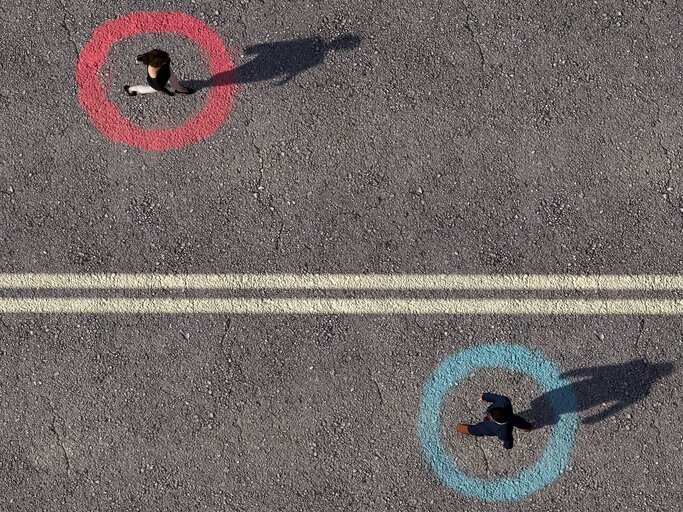 Paar steht sich nach Trennung auf der Straße gegenüber | © Getty Images/ Boris SV