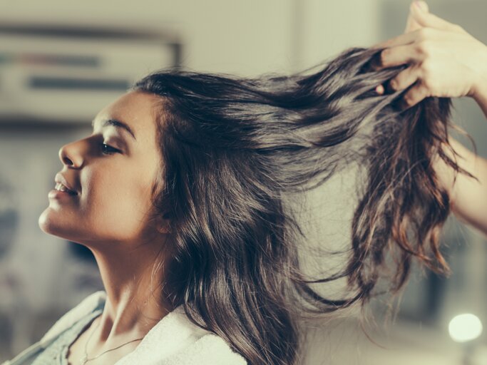 Frau bekommt ein Haarstyling verpasst! | © shutterstock/Microgen
