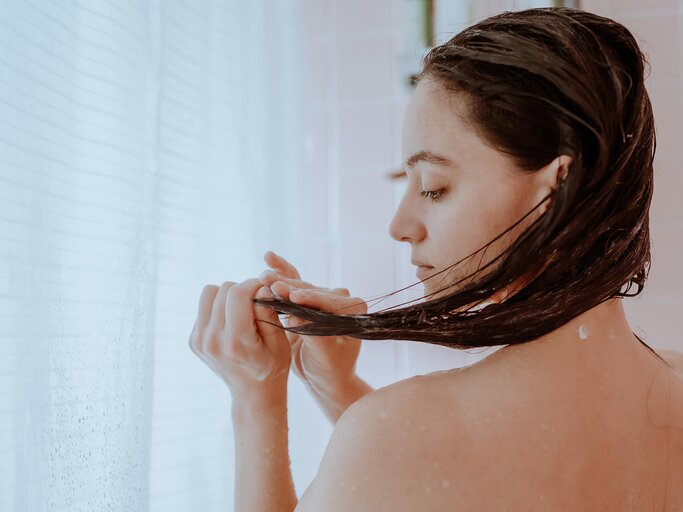 Frau hat Haare frisch gewaschen | © Getty Images/GabrielPevide
