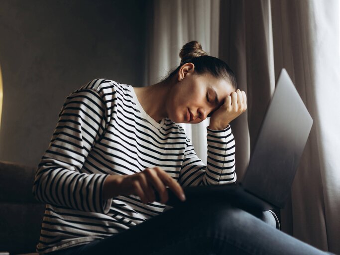 Frau hat Angst vor der Arbeit | © Getty Images/Vera Livchak