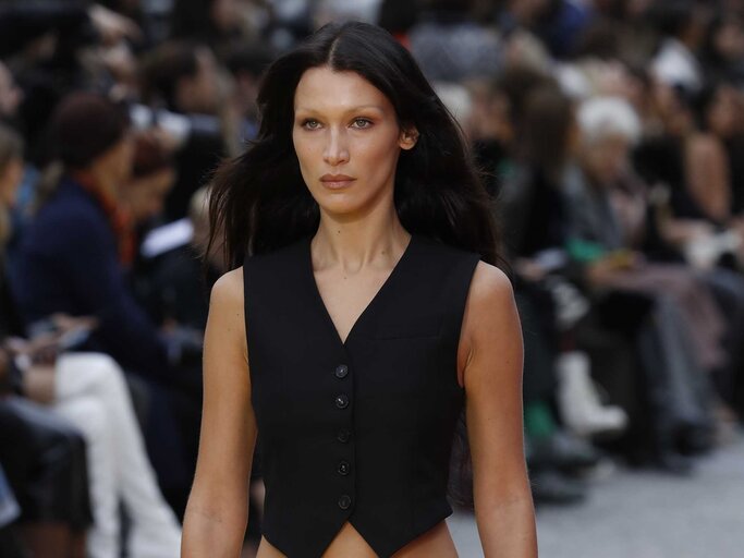 Bella Hadid auf dem Runway | © Getty Images/Victor VIRGILE