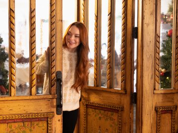 Lindsay Lohan im Netflix-Film Falling for Christmas | © Netflix