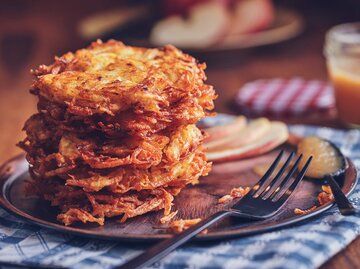 Kartoffelpuffer mit Apfelmus | © Getty Images/GMVozd