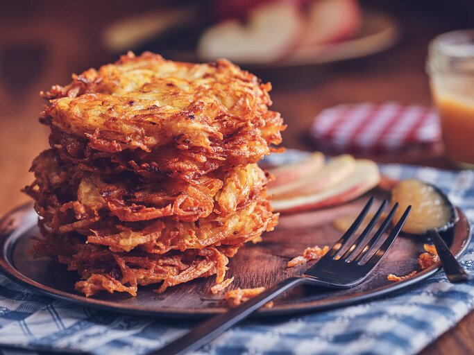 Kartoffelpuffer mit Apfelmus | © Getty Images/GMVozd