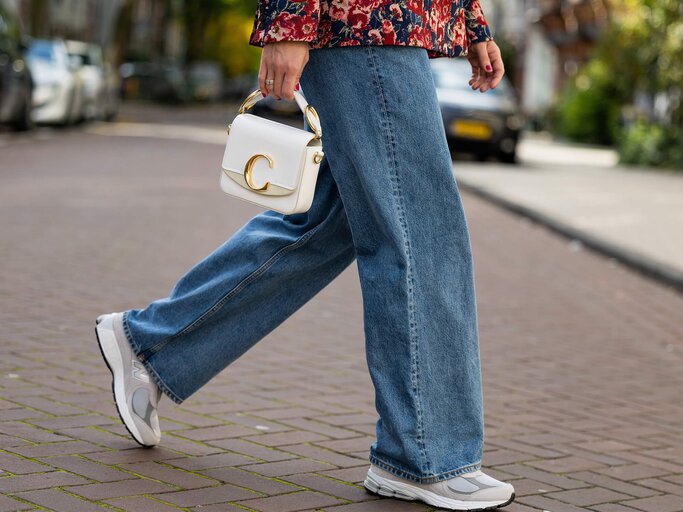 Frau trägt Wide Leg Pants aus Denim | © Getty Images/Christian Vierig 